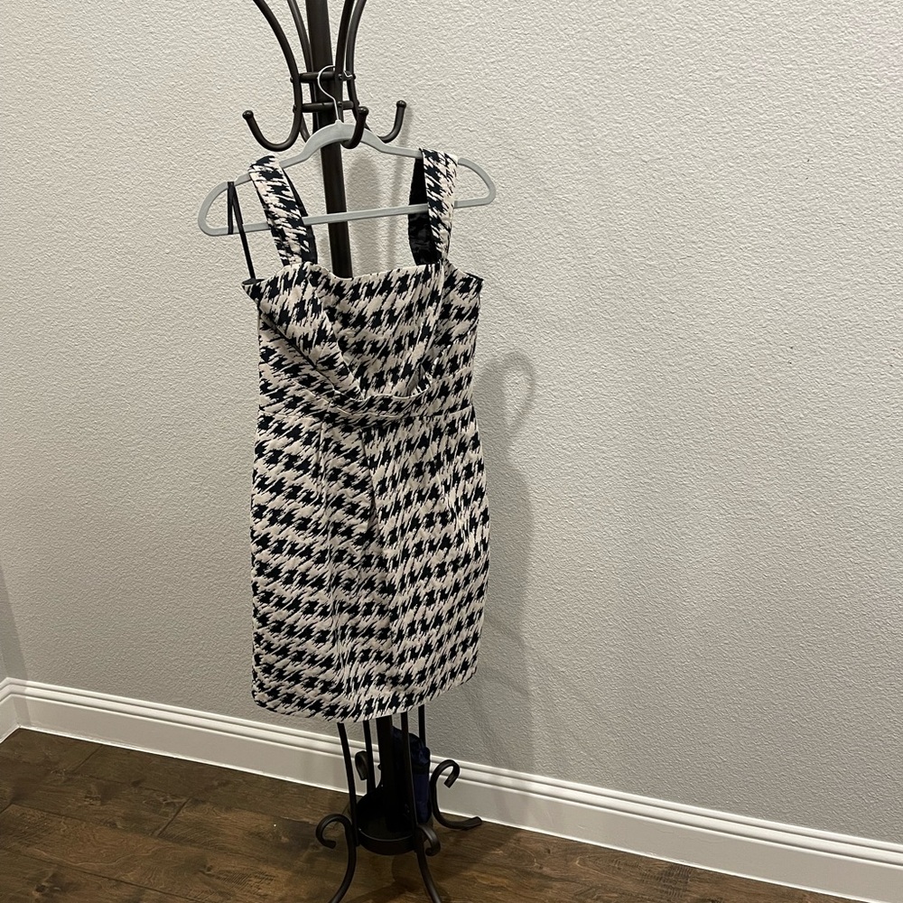Gianni Bini size 6 cora houndstooth dress with black and beige, never worn